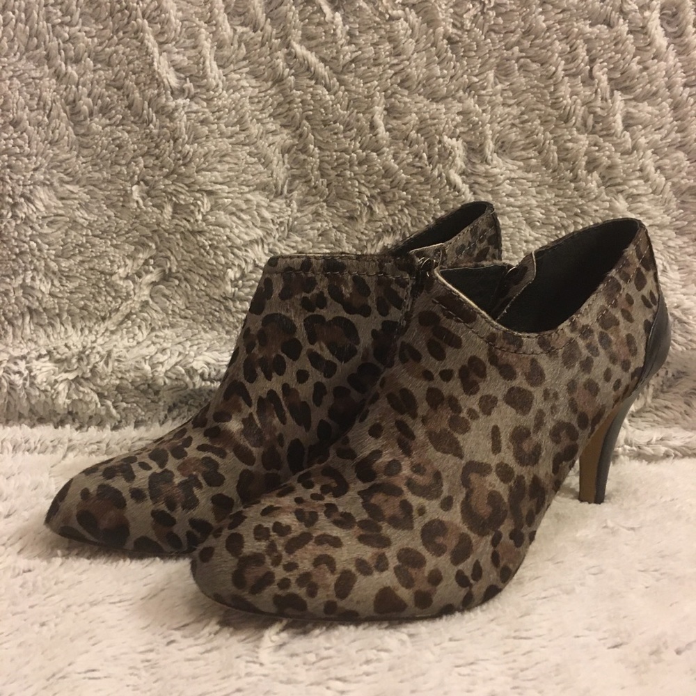 Vince Camuto Animal Print Calf hair Booties Sz 8 - Picture 9 of 13